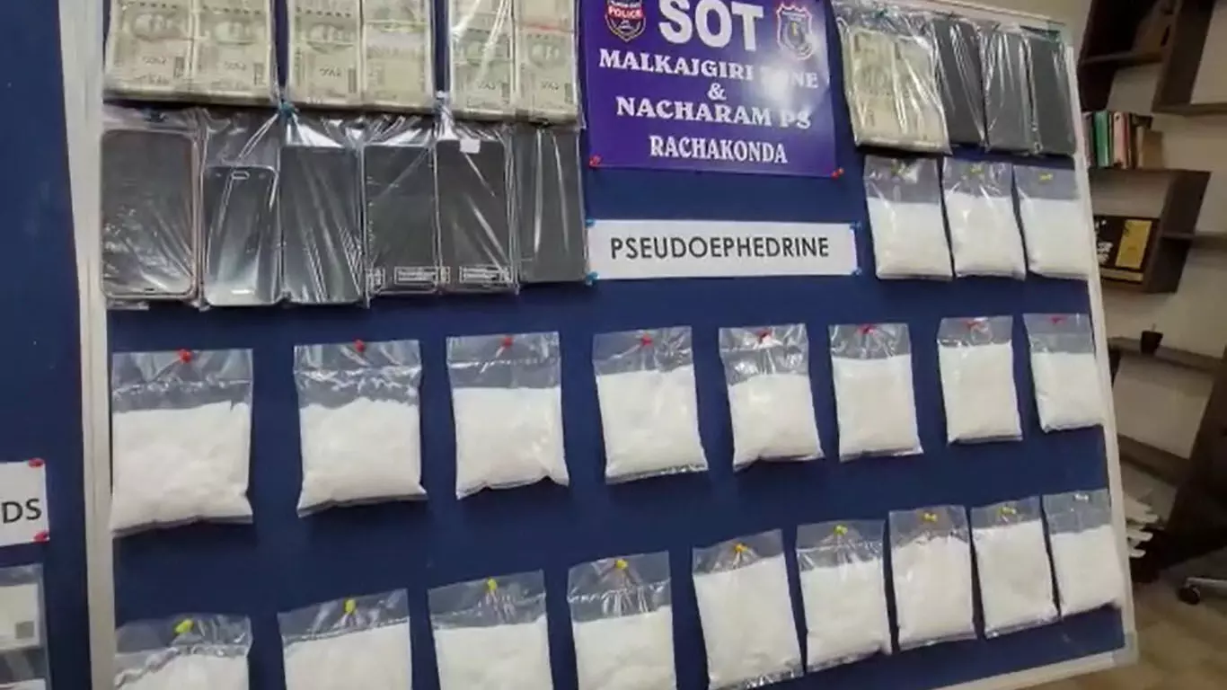 పెళ్లి వస్త్రాలు తీసుకొస్తున్న ఇద్దరిపై అనుమానం వచ్చి పోలీసులు తనిఖీ చేయగా..