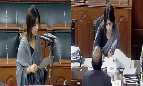 లోక్ సభలో ప్రమాణ స్వీకారం చేశాక డింపుల్ యాదవ్ చేసిన పనికి అందరూ షాక్..!