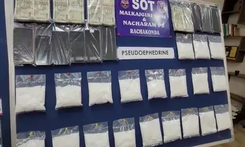 పెళ్లి వస్త్రాలు తీసుకొస్తున్న ఇద్దరిపై అనుమానం వచ్చి పోలీసులు తనిఖీ చేయగా..