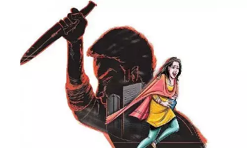 హైదరాబాద్లో ప్రేమోన్మాది ఘాతుకం.. యువతి, ఆమె తల్లిపై కత్తితో దాడి