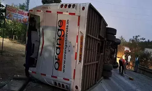 ఆరెంజ్ ట్రావెల్స్ బస్సు బోల్తా.. తొమ్మిది మందికి గాయాలు