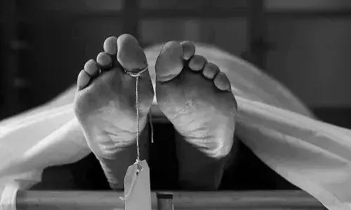 తల్లి మృతదేహంతో రోజుల తరబడి ఇంట్లోనే.. అంత్యక్రియలు చేయడానికి డబ్బు లేక