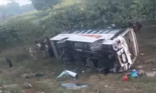 ఘోర రోడ్డు ప్రమాదం.. ట్రక్కును ఢీ కొన్న బస్సు.. 6 గురు దుర్మరణం
