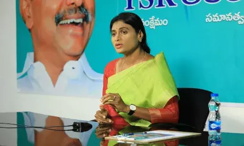 లా అండ్ ఆర్డర్ సమస్య సృష్టించింది టీఆర్ఎస్ గూండాలు : వైఎస్ షర్మిల