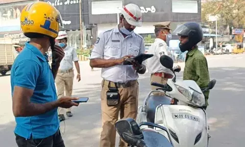 జోరందుకున్న హైదరాబాద్ ట్రాఫిక్ పోలీసుల చలాన్ ప్రచారం