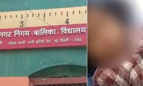 బాలికను కత్తెరతో కొట్టి.. స్కూల్‌ 1వ అంతస్తు నుంచి తోసేసిన టీచర్‌