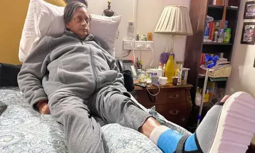 కాలికి బ్యాండేజ్ తో శశి థరూర్.. కారణం ఏమిటంటే..?