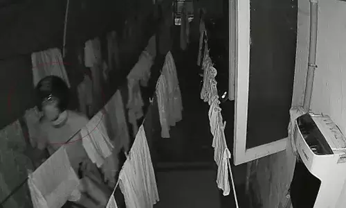 లేడీస్ హాస్టల్లో లో దుస్తుల దొంగతనం.. వీడేం దొంగరా నాయనా