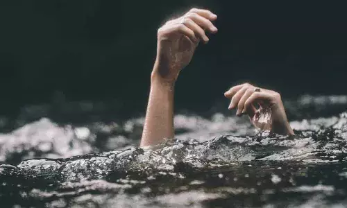 కృష్ణా నదిలో గల్లంతైన విద్యార్థుల కోసం గాలింపు చర్యలు