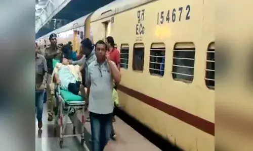 చుట్టూ చీకటి.. అడవిలో ఆగిన రైలు.. మహిళకు గుండెపోటు.. పోలీసులు.. ఏమైంది..?