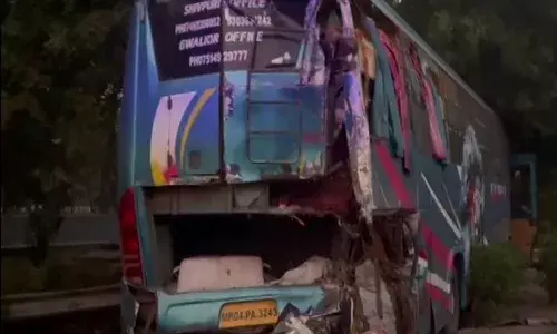 రెండు బస్సులు ఢీ.. ముగ్గురు దుర్మరణం