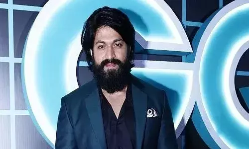 రియ‌ల్ సూపర్ స్టార్‌.. 700 మందితో విడివిడిగా సెల్ఫీలు దిగిన రాకీభాయ్‌