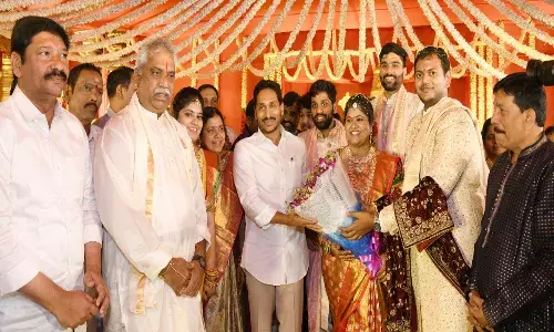 మల్లాది విష్ణు కుమార్తె వివాహ వేడుకకు హాజరైన సీఎం జగన్