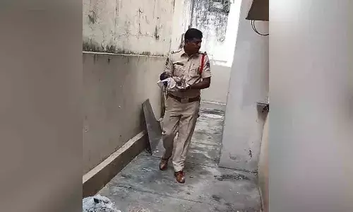 అపార్ట్మెంట్ వద్ద పసికందు.. రక్షించిన ఎస్ఐ