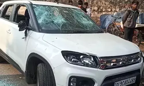 అకస్మాత్తుగా ఫుట్పాత్పైకి దూసుకెళ్లిన కారు.. పిల్లలను ఢీకొట్టి.. ఆపై..