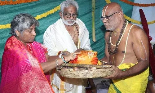 శ్రీ వారికి బంగారు కంఠా భరణం కానుకగా సమర్పించిన టీటీడీ చైర్మన్ దంపతులు