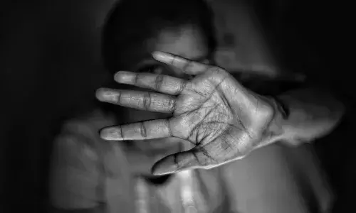 విజయవాడలో మహిళపై గ్యాంగ్రేప్.. 3 రోజుల పాటు రూమ్లో బంధించి..