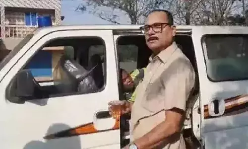 ఆసుపత్రికి వెళ్లే మార్గంలో రోగికి మద్యం అందించిన అంబులెన్స్ డ్రైవర్.. పనిలో పనిగా..!