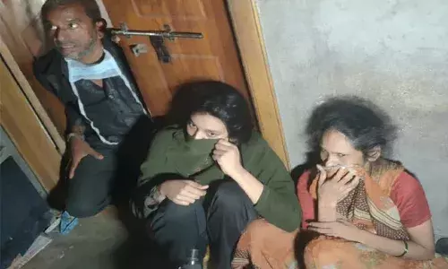 కాకినాడ జిల్లాలో కలకలం.. మూడేళ్లుగా ఇంట్లోనే తల్లీకూతుళ్లు.. చీకట్లోనే జీవనం