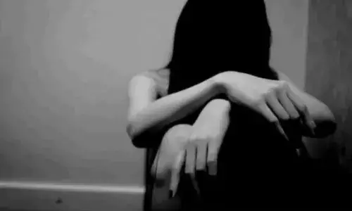 మహిళ నోట్లో వస్త్రాలు కుక్కి.. బలవంతంగా గ్యాంగ్రేప్.. తీవ్ర రక్తస్రావం కావడంతో..