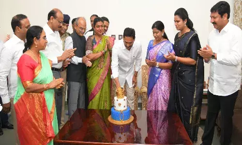 సీఎంతో కేక్ కట్ చేయించిన మంత్రులు, ముఖ్యమంత్రి కార్యాలయ అధికారులు