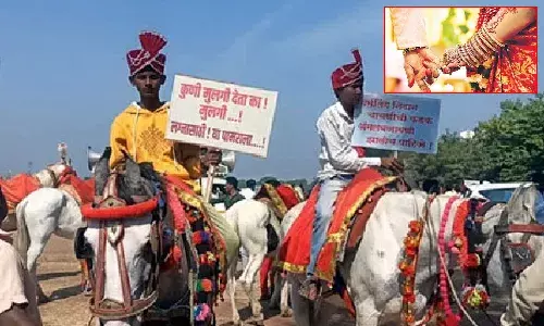 వ‌ధువును చూయించండి మ‌హాప్ర‌భో.. పెళ్లికాని ప్ర‌సాదుల ఆవేద‌న‌.. వినూత్న నిర‌స‌న‌