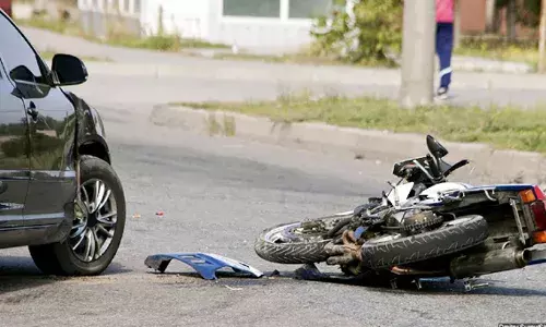 గొడవకు దిగారన్న కక్షతో.. బెంజ్ కారుతో ఢీ.. మహిళ మృతి