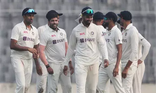 తొలి రోజు మనదే.. విజృంభించిన అశ్విన్, ఉమేష్