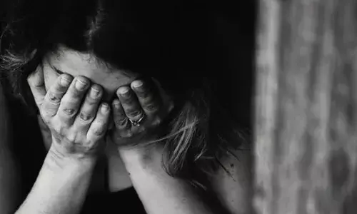 దారుణం.. మైనర్ కూతురిపై తండ్రి అత్యాచారం.. తల్లి సహకారంతోనే..