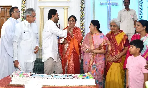 కుటుంబ సభ్యులతో కలిసి క్రిస్మస్ వేడుకల్లో పాల్గొన్న సీఎం జగన్