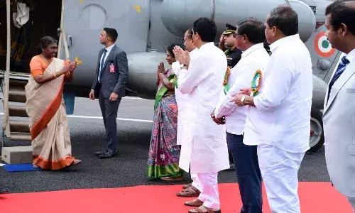 రాష్ట్రపతి ద్రౌపదిముర్ముకు ఘన స్వాగతం పలికిన ఏపీ మంత్రులు