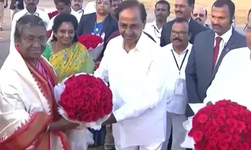 రాష్ట్ర‌ప‌తి ద్రౌప‌ది ముర్ముకు స్వాగతం పలికిన ముఖ్య‌మంత్రి కేసీఆర్