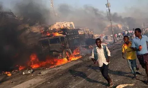 బాంబును ఢీకొట్టిన బస్సు.. భారీ పేలుడు.. 10 మంది మృతి