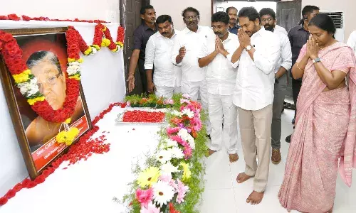 మంత్రి ఆదిమూలపు సురేష్ కుటుంబానికి సీఎం జగన్ పరామర్శ