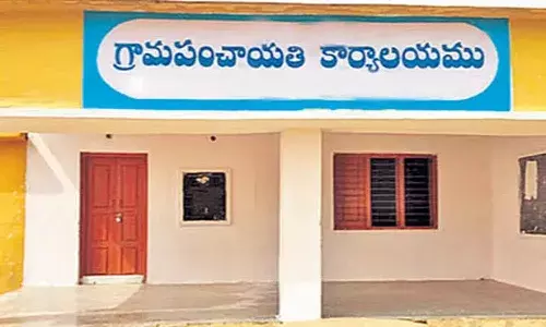 జీతాలు పెంచండి.. మాకంటే వాలంటీర్లకు, ఆయాలకే ఎక్కువ వేతనం