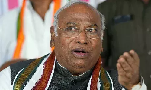 ప్రజలు ఇబ్బందులు పడుతున్నా.. ప్రభుత్వం పట్టించుకోవడం లేదు: ఖర్గే