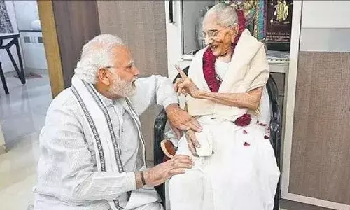 తల్లిని చూడడానికి అహ్మదాబాద్ చేరుకున్న ప్రధాని మోదీ