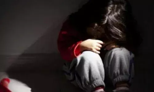 స్పెల్లింగ్ చెప్పలేదని.. ఐదేళ్ల చిన్నారి చేయి విరిచిన టీచర్