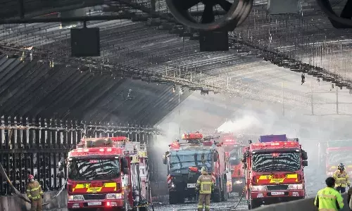 సొరంగంలో బస్సు - ట్రక్కు ఢీ.. భారీ పేలుడు, ఆరుగురు మృతి