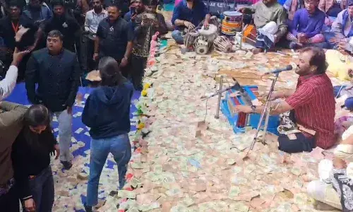 విరాళాల సేకరణ కోసం కచేరీ.. గాయకుడిపై నోట్లు వెదజల్లిన అభిమానులు