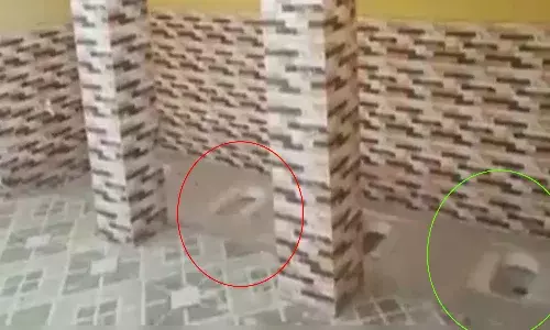 ఇది నేనేక్కడా చూడలే.. తలుపులు, గోడలు లేకుండా ఒకే రూమ్లో నాలుగు మరుగుదొడ్లు