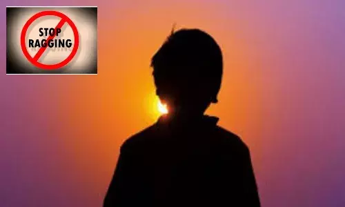 మూడో తరగతి విద్యార్థిపై సీనియర్ల దాడి.. మర్మాంగానికి దారం కట్టి