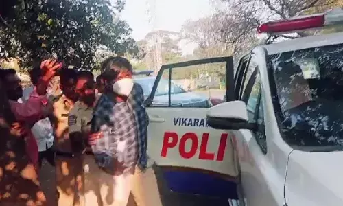 బైరి నరేష్ను పరిగి సబ్ జైలుకు తరలించిన పోలీసులు