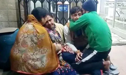 చూడటానికి వెళ్లిన తండ్రి.. కూతురు ఒక్కసారిగా అలా కనిపించడంతో..