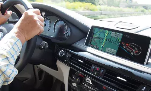 విదేశాల్లో కారు స్టీరింగ్ ఎడమ వైపు ఎందుకుంటుంది ?