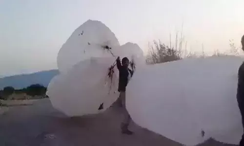 ప్రాణాల‌తో చెల‌గాటం.. ప్లాస్టిక్ క‌వ‌ర్ల‌లో వంట‌గ్యాస్ నిల్వ‌.. పాక్ ప్ర‌జ‌ల దీన‌స్థితి