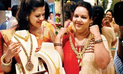 పసిడి కొనుగోలుదారులకు భారీ షాక్