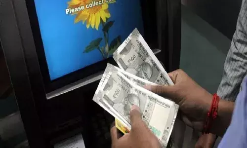 ఆ ఏటీఎంలో రూ.500 డ్రా చేస్తే రూ.2500.. బారులు తీరిన జనం