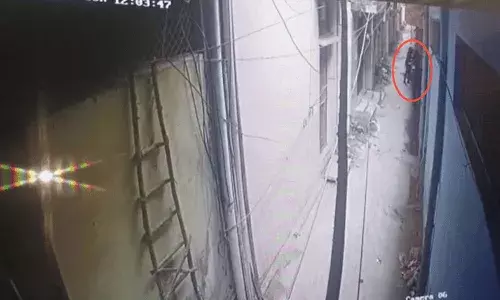 మాట్లాడటం మానేసిందని యువతిపై కత్తితో దాడిచేసిన స్నేహితుడు