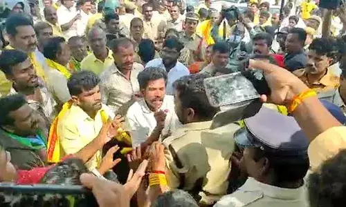 కుప్పంలో పోలీసులు, టీడీపీ కార్యకర్తల మధ్య వాగ్వాదం